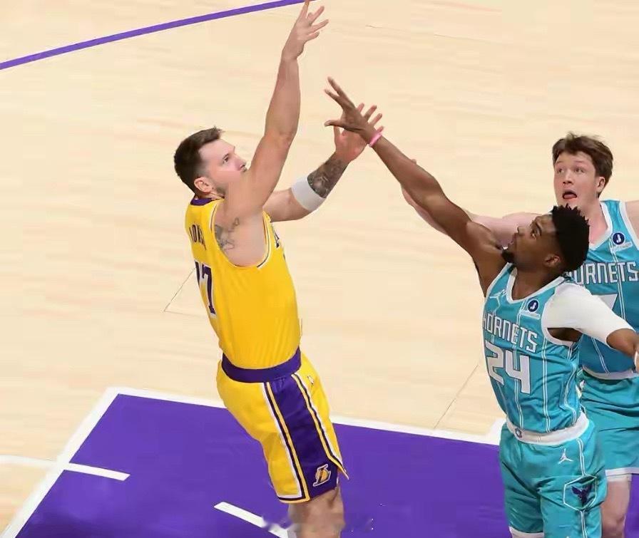 1月16日NBA赛场球星云集，东契奇狂砍39分3篮板4助攻却难阻湖人117-13