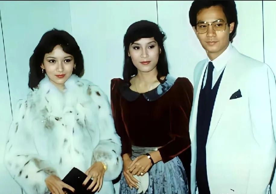 这3位应该都是香港明星吧？第一眼认出帅哥是郑少秋，他温文尔雅，身材挺拔，英俊潇洒