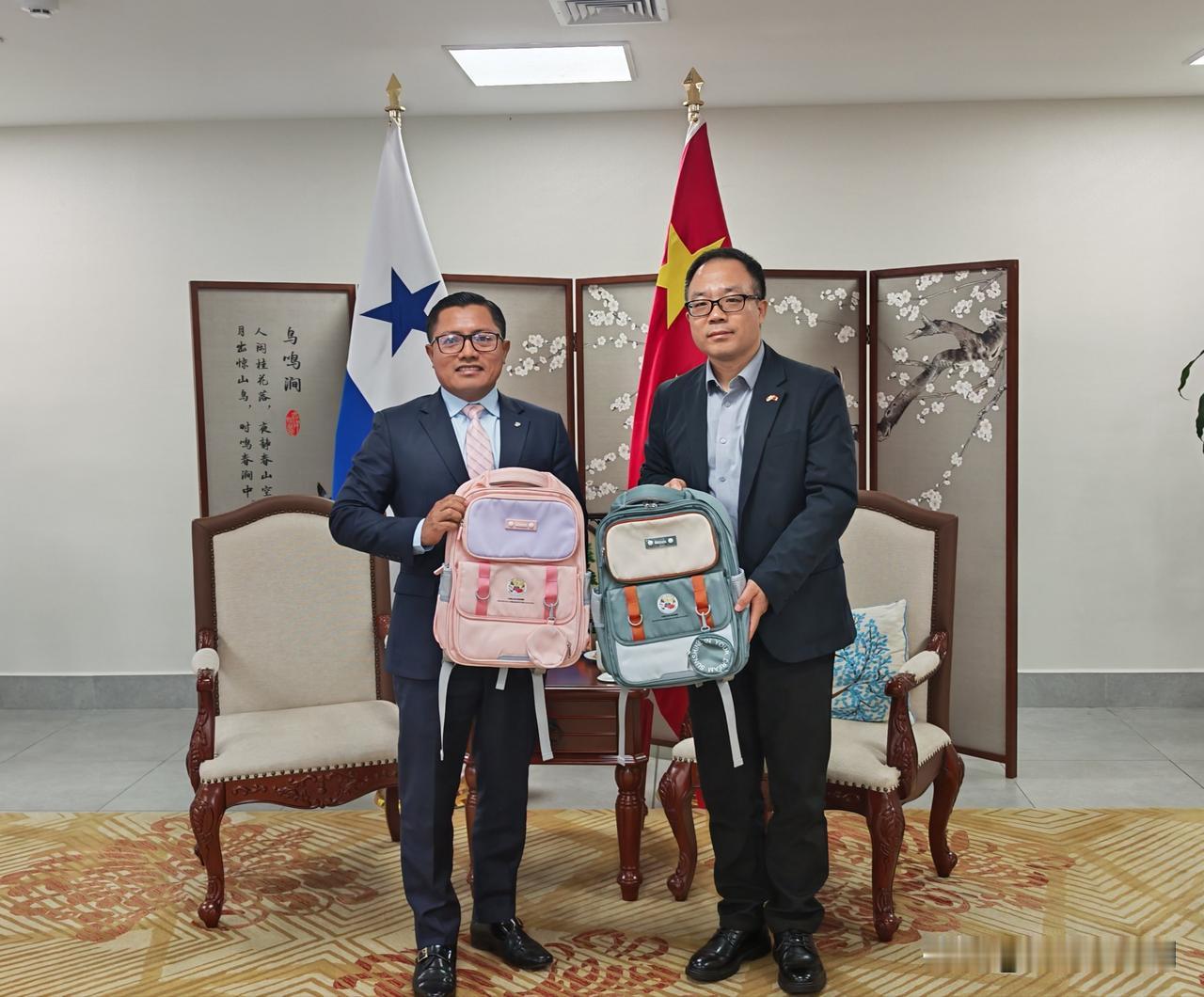 从大局出发，中国感化巴拿马。中国驻巴拿马大使会见巴国会议员阿克塞奥·阿里亚斯，并