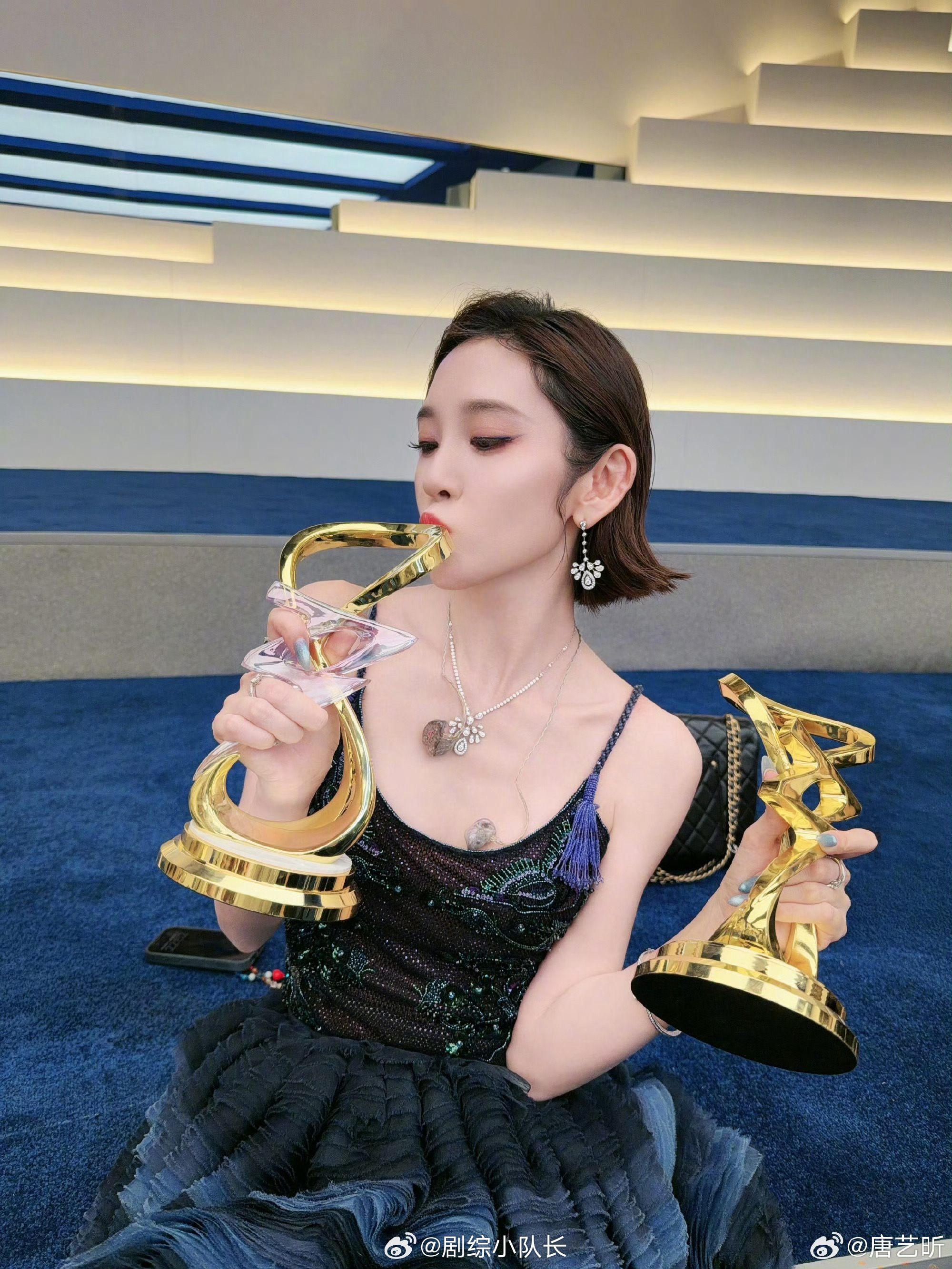 唐艺昕晒奖杯照告别浪姐唐艺昕发长文晒奖杯照 87天，从演员到唱跳舞台，从紧张到从