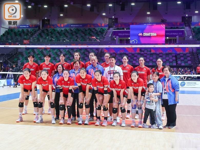 国际排坛动态中国女排东网的现场图，听说龚翔宇的现场评述相当出彩 