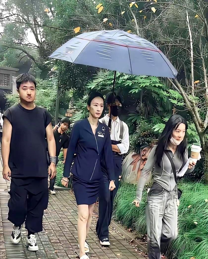 童瑶拍戏有人撑伞这事又把她推上了热搜。

这事连带着助理端奶茶的细节，引发了她是