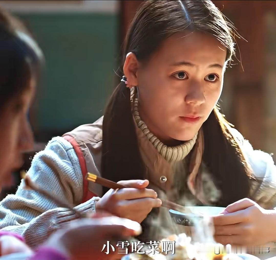 剧中的里的小雪真的越看越窒息，爸爸还在看守所，寄人篱下的小雪，居然还有心思纠结“