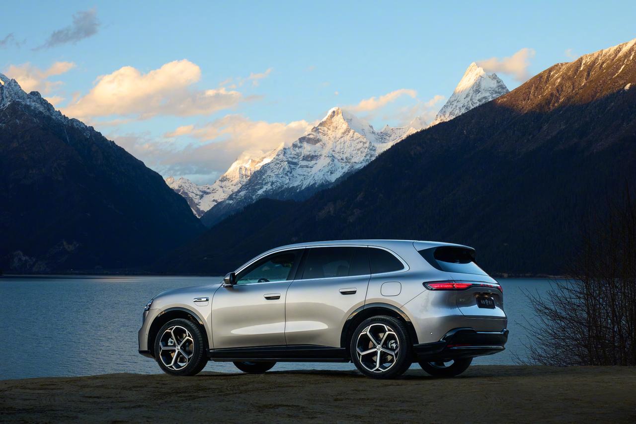 2026年北京国际车展上，鸿蒙智行旗下问界M6 SUV举办交付仪式，达成“上市即