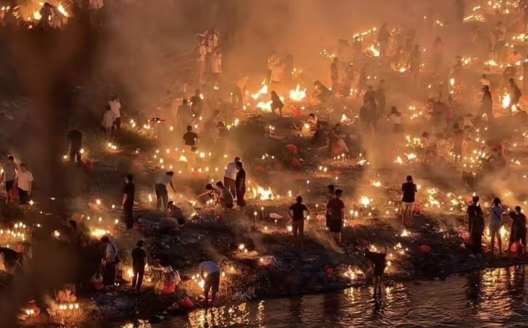 中元节，正在死去。

民俗专家曾直言，如今的中元节，已经淡化得几乎没有节日模样。