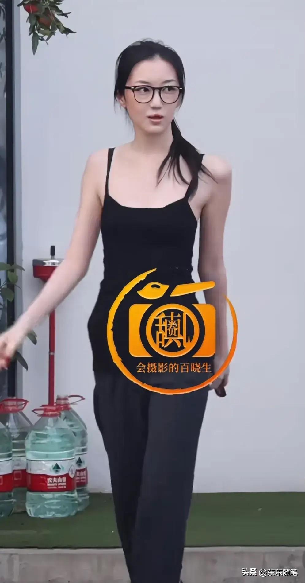 李嫣、窦靖童、宋妍霏三人聚会同框，画面养眼又破次元壁。

最引人注目的是李嫣——