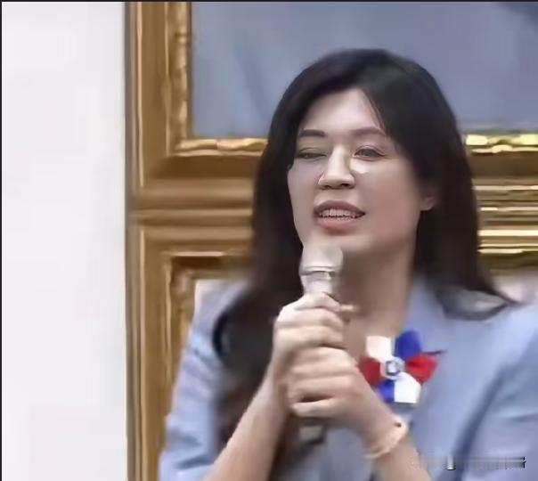 很多人都表示在这两天里，郑丽文出席很多演讲活动中，只说“和平”，不谈“统一”，难