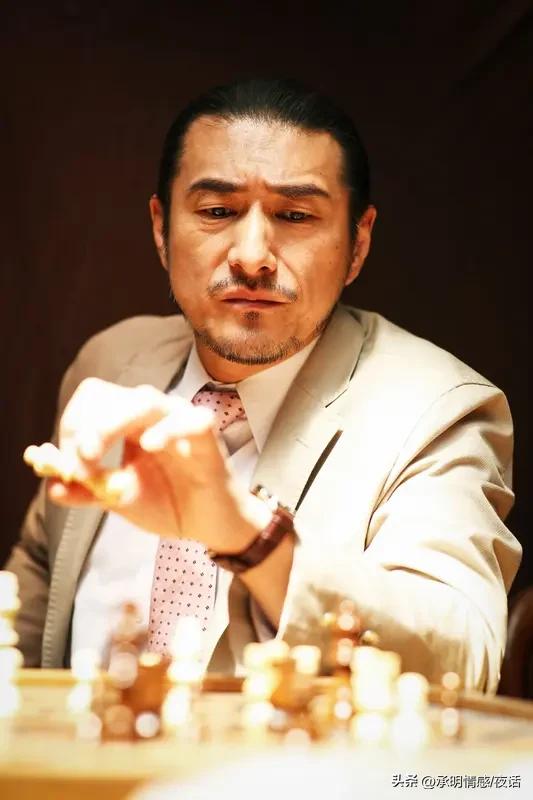 真没吹牛！黄子扬当年就是港片御用恶人，在《监狱风云2》里暴打过周润发，《龙在江湖