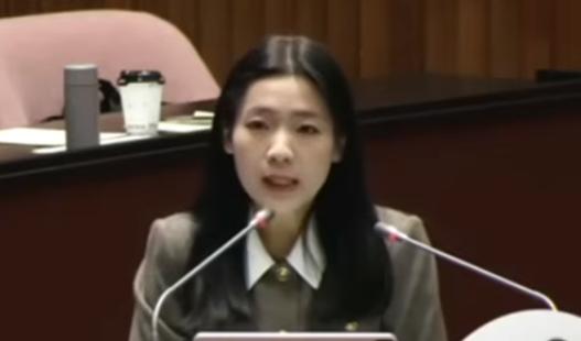 针对民进党“立委”王定宇所称美国议员当面警告韩国瑜通过防务预算。国民党“立委”徐