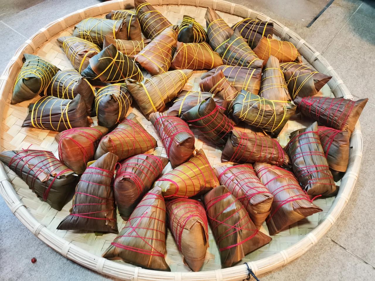 昨天周日，家人包小粽子。应景即将到来的端午节。这种包法不是我们老家壮乡的包法，我