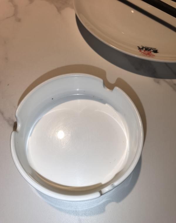 论世界对烟人的纵容，在餐厅这种人员密集，有老人小孩孕妇所在的公共场合，居然有烟灰