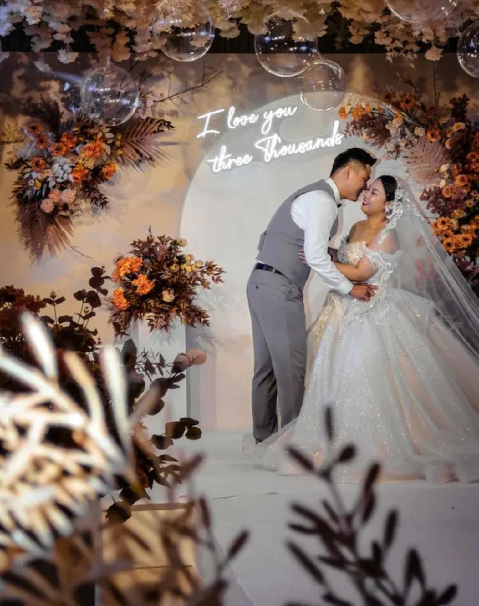 新人婚礼上双方父母在台上嗨跳，这场景真的太赞了！传统婚礼里，父母常是严肃庄重的形