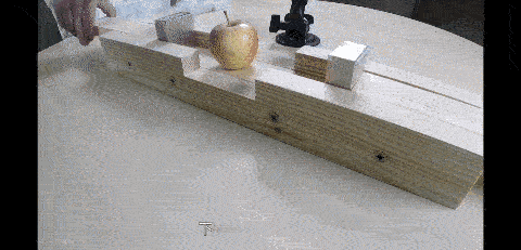 夹在强磁铁中间的苹果。
本以为：粉身碎骨，磁铁厉害
实际：优雅，优雅，太TM优雅