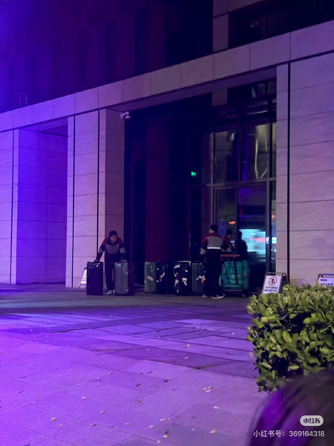 top疑似要录团综了疑似top去录团综了 湖光壹号拉走了七八个行李箱，疑似TOP