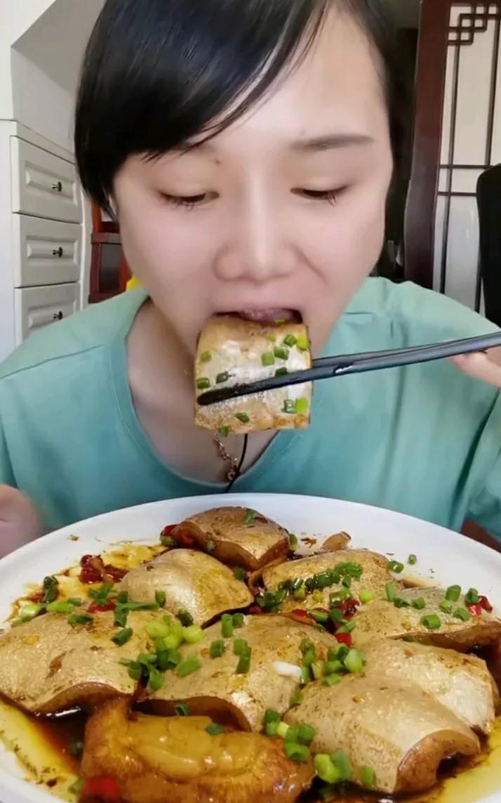 红唇轻启，香脆滋味满溢。#吃出美丽🤩# #美食好滋味🥰# #总有你惗记的菜#