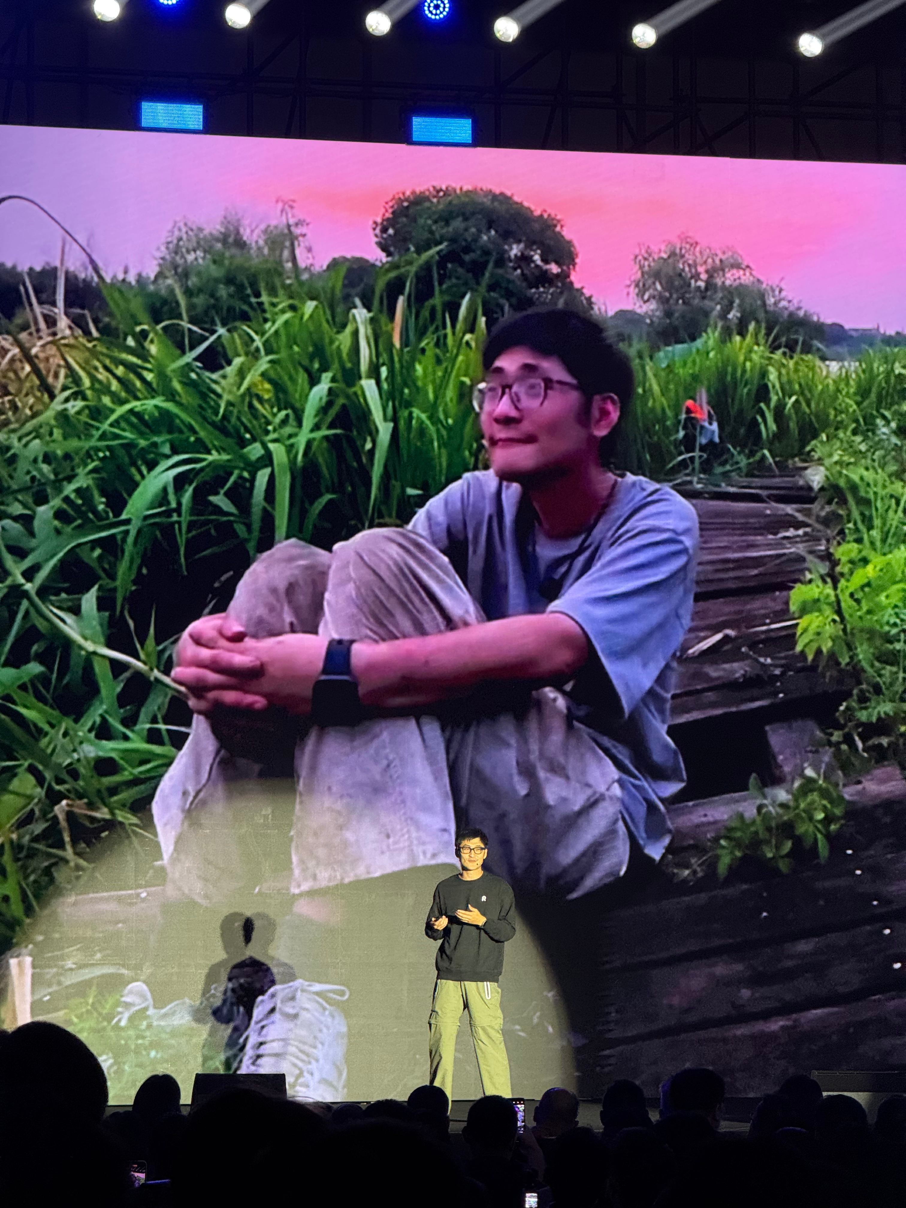 Rokid和暴龙的联合发布会有点意思哈，在台上，林一和Tim互动，全程未使用手机