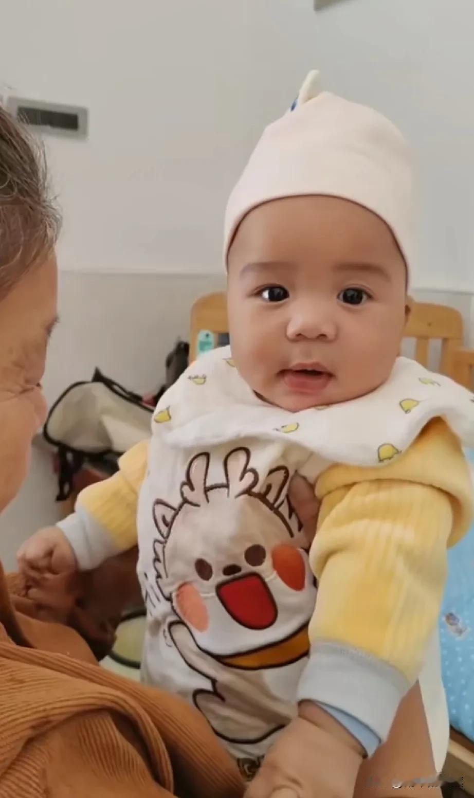 路人视角，拉乌婆婆照顾凯凯的短视频。视频中拉乌婆婆看上去憔悴了很多。
三个月大的