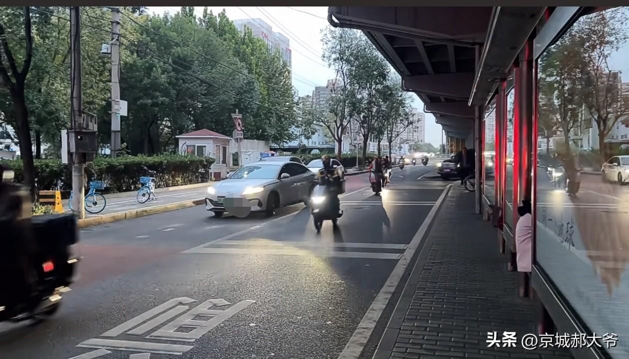 现如今的网约车停车都这么随意了吗？还记得学车的时候，师傅说“开车看人品，停车看素