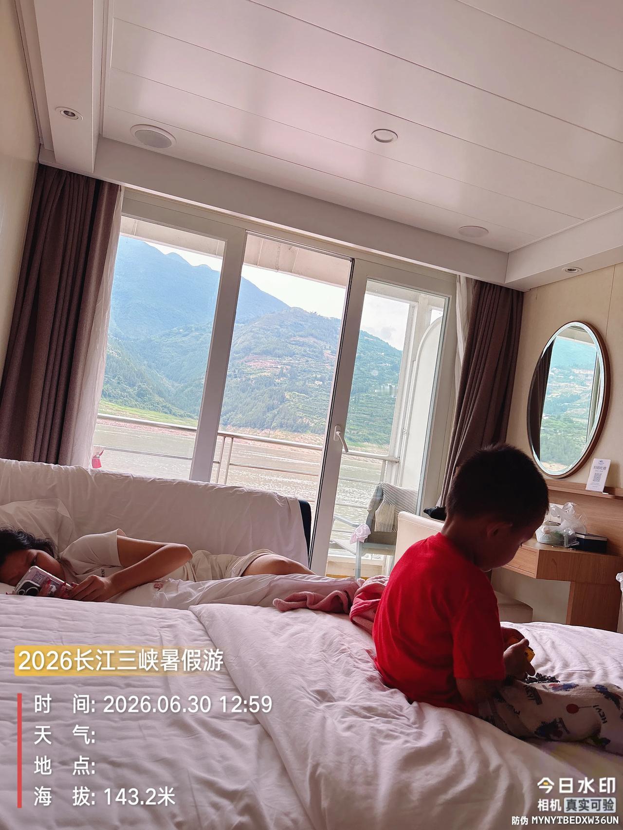 我带俩孩子就住2楼，很好，离餐厅近，离水面近，流水潺潺，听着水声，很容易入睡……