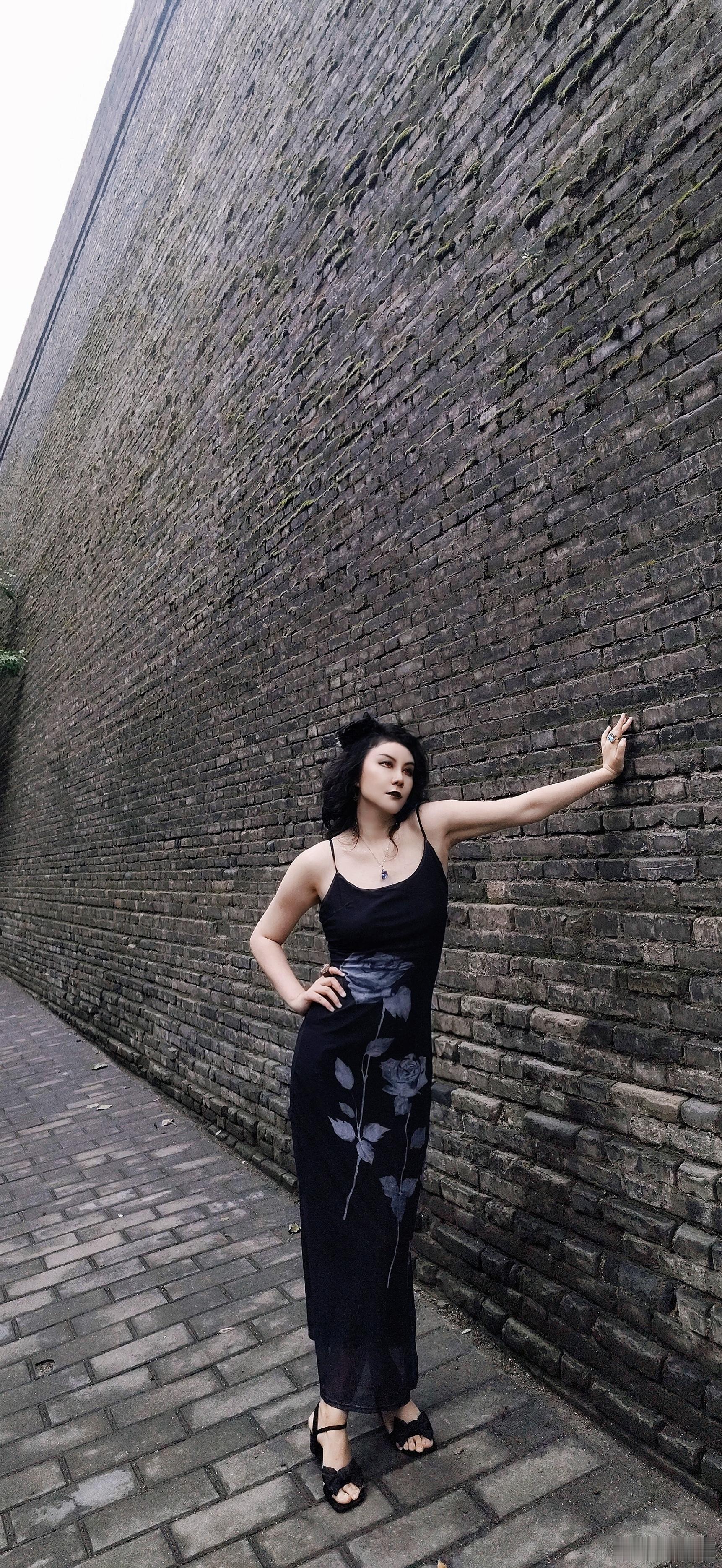 扮男人，你没我帅。扮女人，你没我美。拿什么跟我斗。欲望是既有趣又无趣的事。网上磕