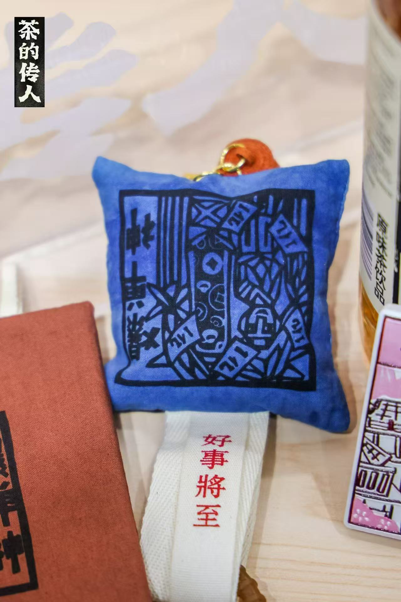 很喜欢登机前的十分钟 登机前的十分钟，拧开茶的传人慢慢抿。铁观音兰香绕舌，碧螺春