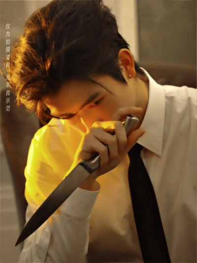 陈飞宇巴黎大秀杀疯了！白衬衫黑领带+危险道具，禁欲破碎感直接封神


陈飞宇巴黎