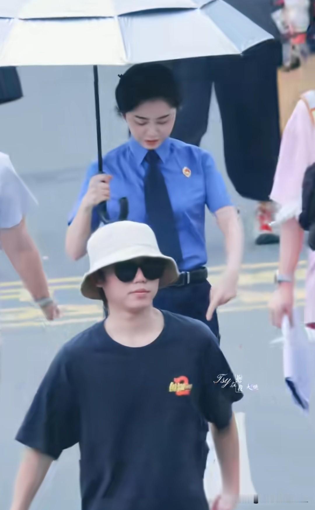 谭松韵这身正装真的绝了，英姿飒爽的模样太有范儿了谭松韵双面演技 谭松韵穿搭风格 
