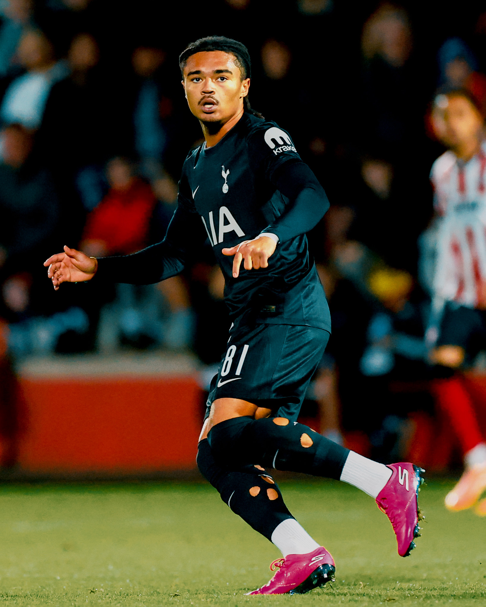 热刺u21官方：赫比·詹姆斯已正式永久转会加盟英甲球队卡迪夫城。这位出生于马格斯