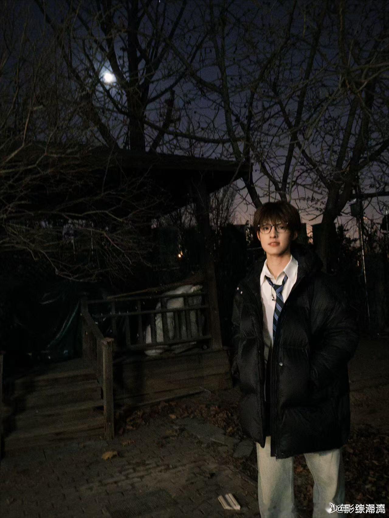 张泽禹昨天晚上天上的大月亮 救命！张泽禹的黑框眼镜造型也太帅了，高智感扑面而来，