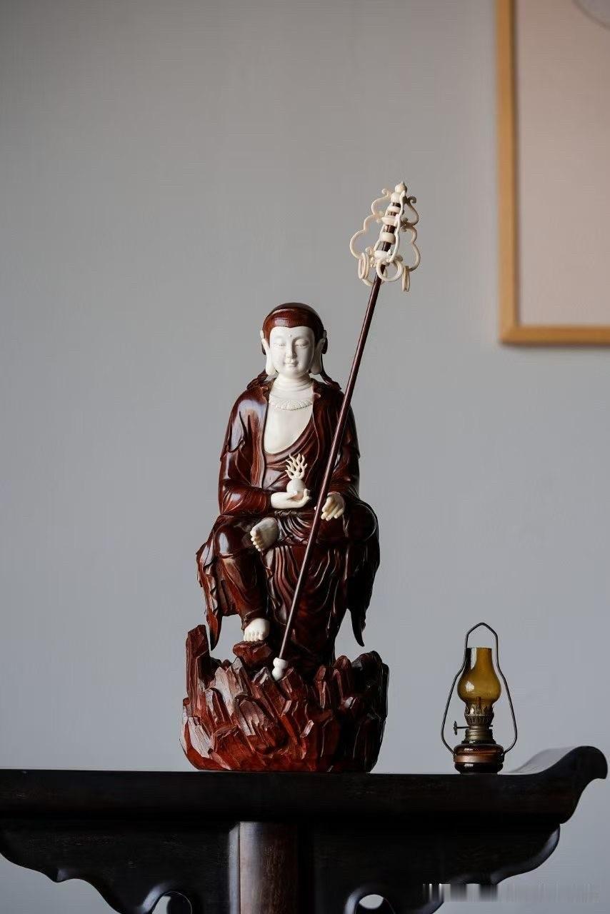 有些愿力，不在言语里，而在长久的守护中。

这尊地藏王，以小叶紫檀之沉稳、猛犸之