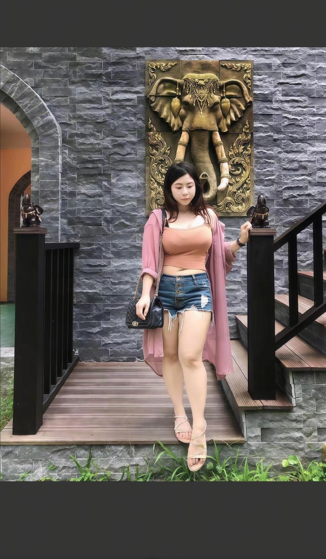 爱拍照的女生到底有多迷人呢?光是遇见，就已经很美好了🌻