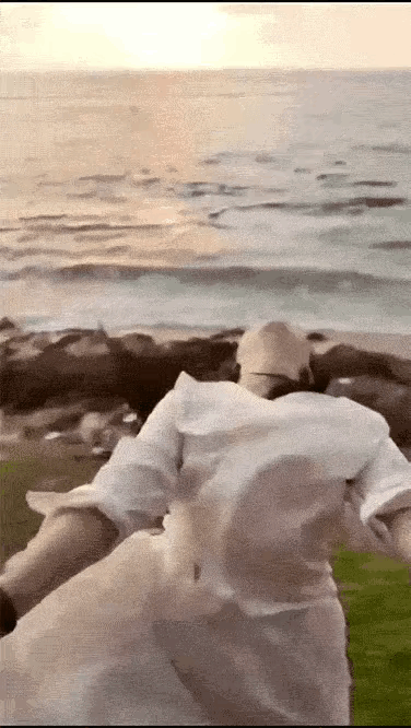 为了呼呼大自然的新鲜空气，被横扫千军

    一辆行驶在海边的大巴上，一女子做