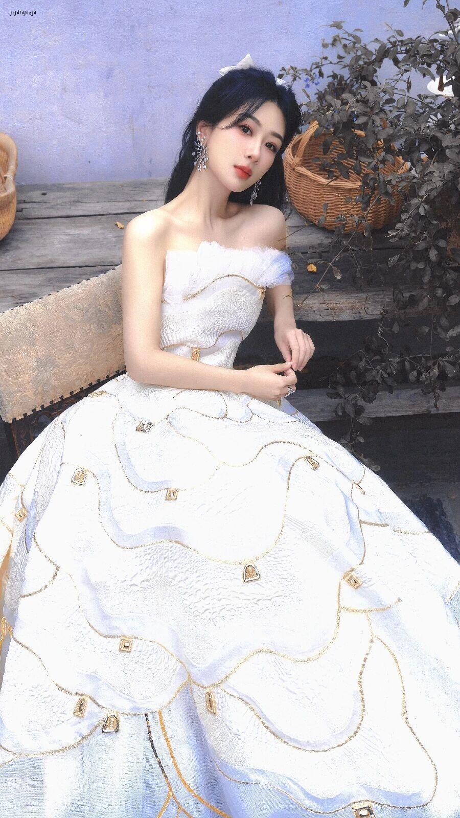 杨紫异性缘为什么那么好? 杨紫异性缘爆棚的真相，不靠颜值靠人品
 
在内娱，杨紫