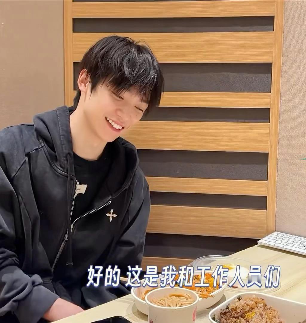 梓渝北京夜游vlog也太好看了吧，好有梗好可爱！漫步湖边赏春光，少年感扑面而来，