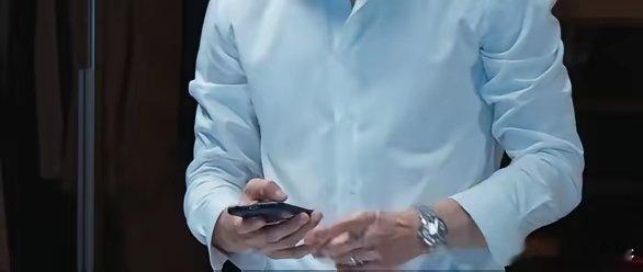 《钢铁森林》 穿帮了，井柏然你的手机拿反了有一个镜头，在井柏然收拾行李的时候，给