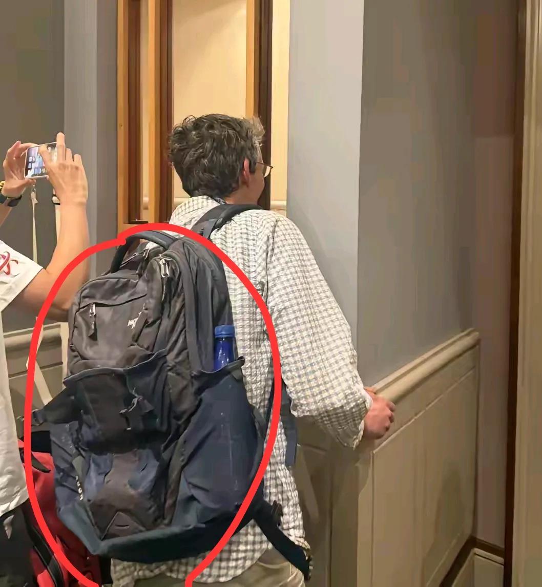 我以为王虹和韦东奕不一样，没想到她的导师还是和韦东奕一样，看拉里古斯背的这个书包