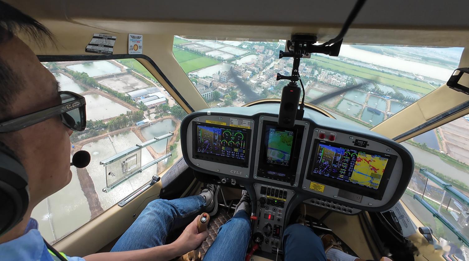 飞行的魅力在于，不同天气下要作出的调整和改变挺多的，今天不光风大，还忽大忽小的。