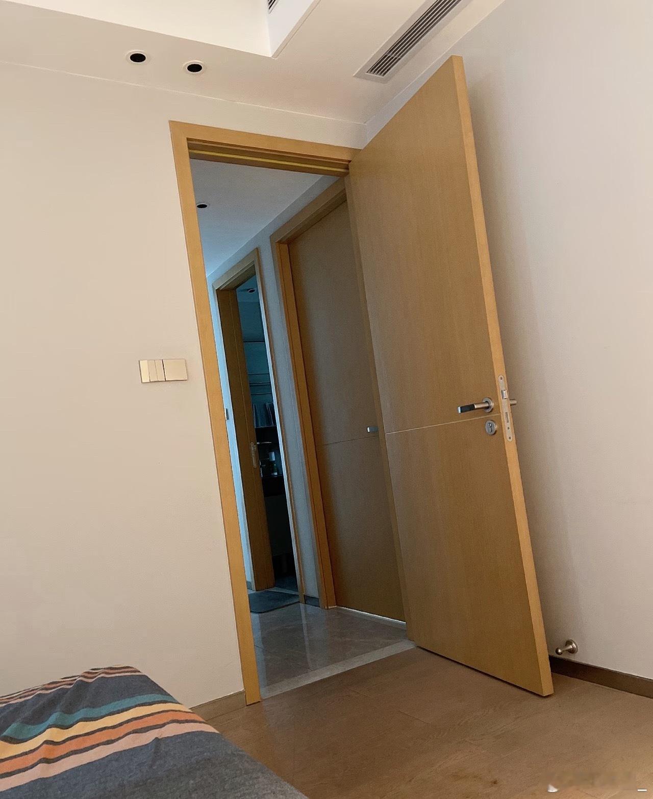 刚开学就住上三室一厅了宿舍格局直接刷新认知，约室友在客厅聊天唠嗑，回房间安静休息