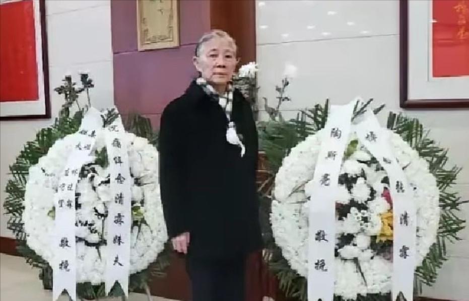 “英雄不悔，清林不朽”！林豆豆为夫写挽联，48 年里他们共赴开封务农，还一起给保