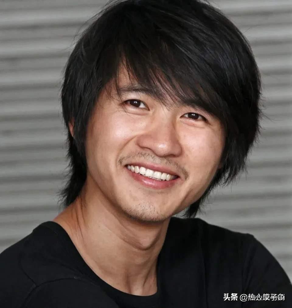 韩寒说，第一，一定要储蓄，第二，千万不要坠入过多欲望和消费主义的陷阱，人家商业一