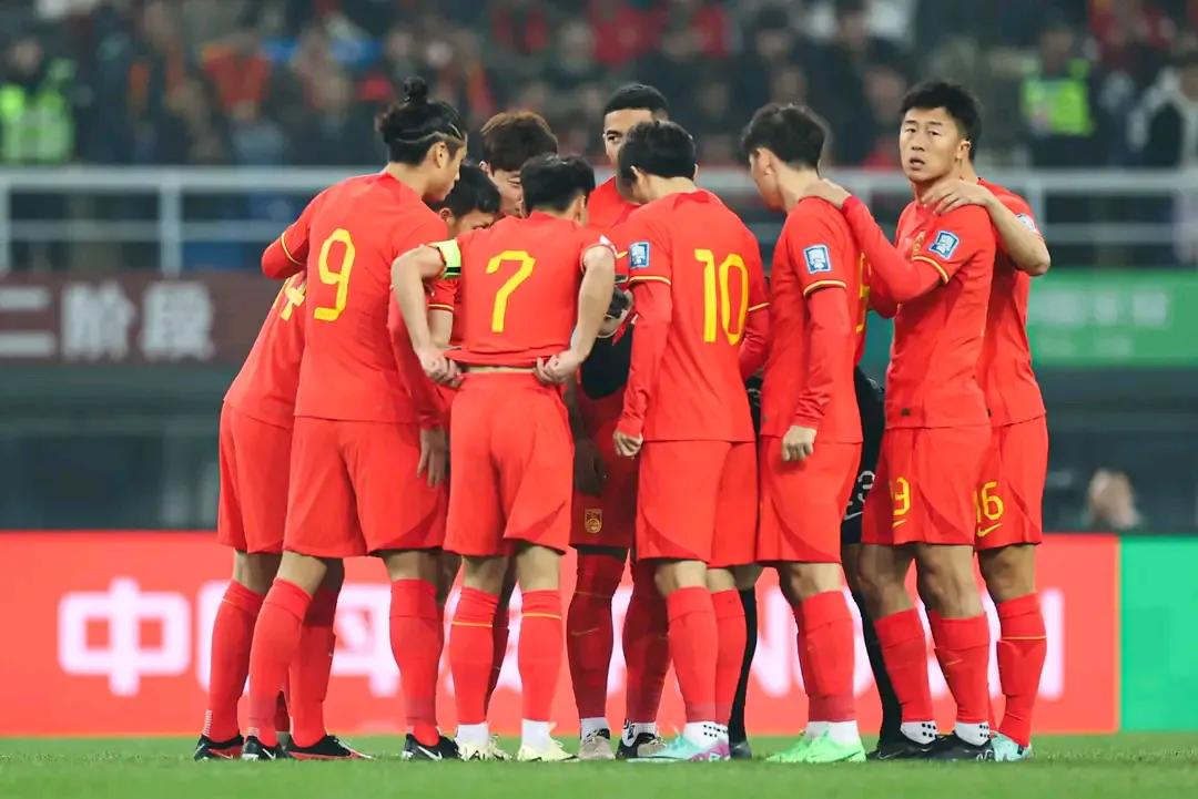 孤注一掷，武磊不能上场，这个11人大名单，应该是目前最强的。
第一，2个前锋，由