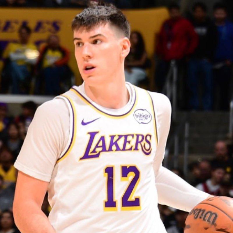 詹姆斯评价拉拉维亚：“很明显，在里夫斯、八村垒和文森特缺阵的情况下，我们需要他在