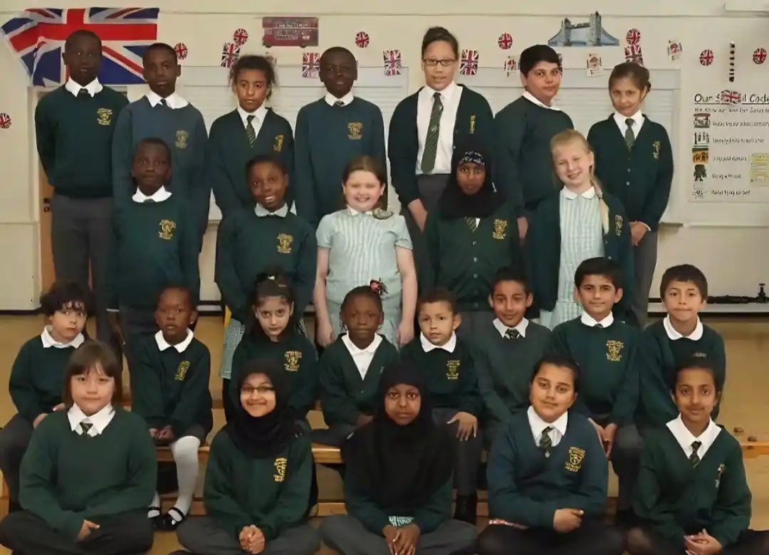 英国一所小学，英国绅士们还是少数群体了 