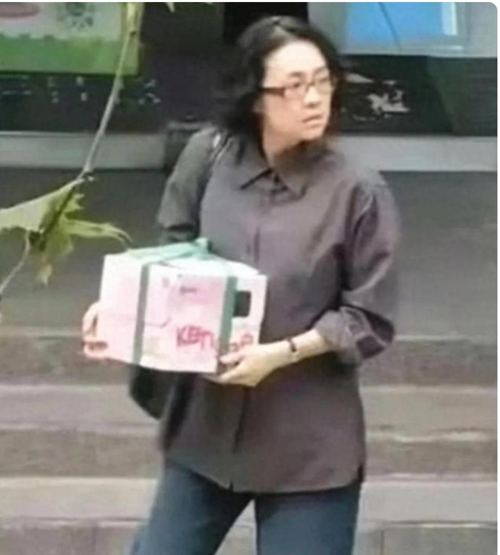 这路人居然是章子怡！增重20斤素颜拍新片，街头抱纸箱没人认得出
娱乐 明星