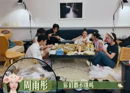 #花少4个人吃9人餐事情始末#这场由“4人擅自享用9人餐”引发的争议，不仅让《花