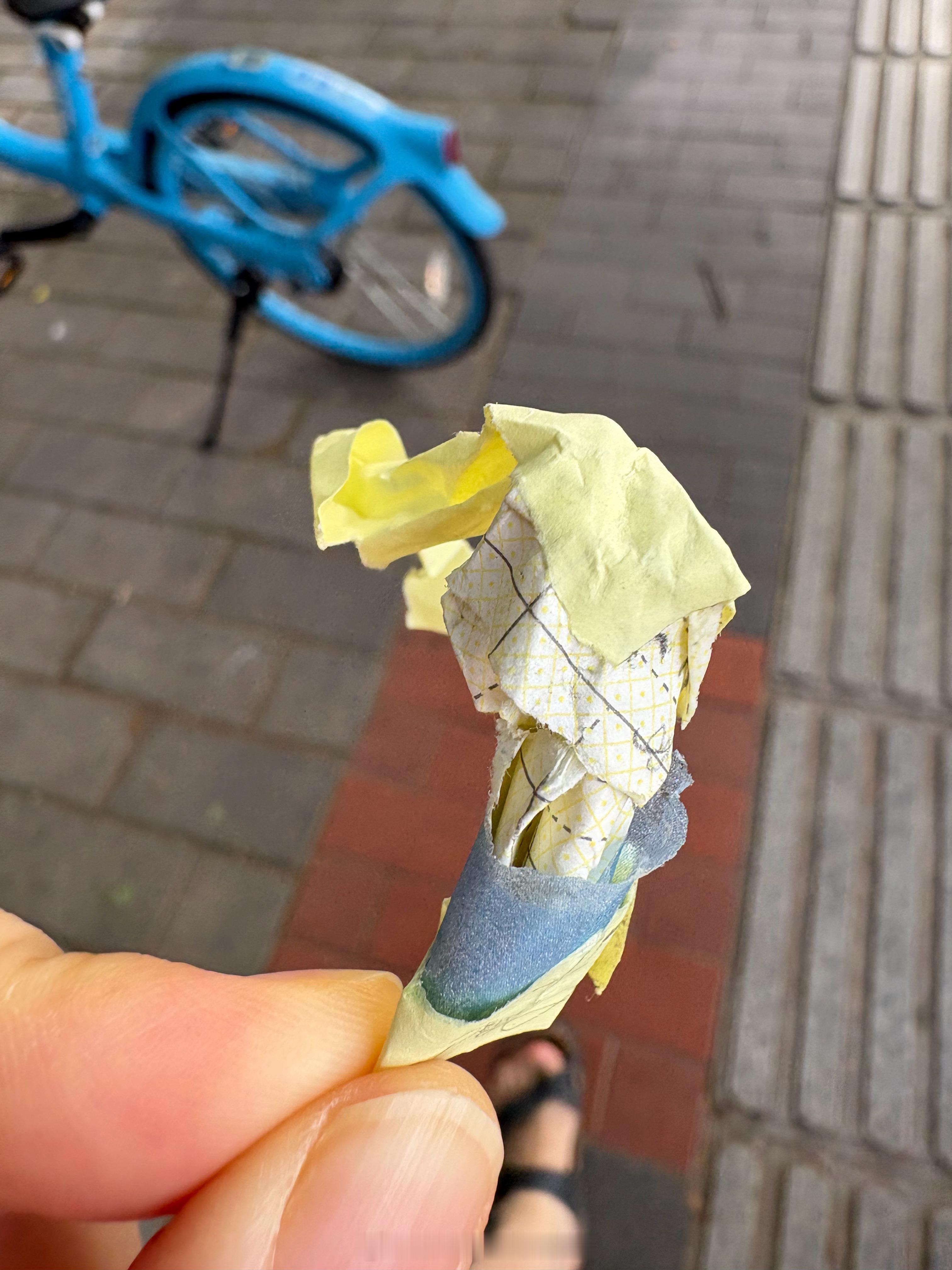昨天放学惊喜给我拿出这个，惊喜着给我说：妈妈，看我折的Elsa！怎么样？怎么样？
