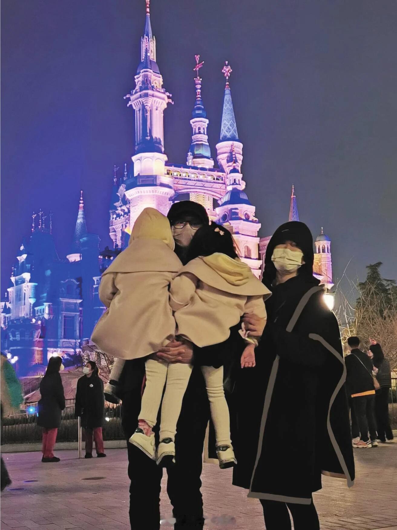 张杰陪俩女儿跳格子成为中文分词考题 本来只是一段可爱的亲子日常，多年之后出圈成为