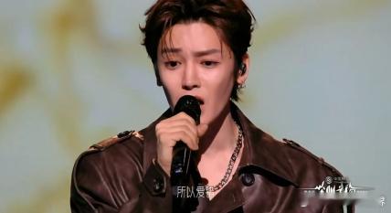 侯明昊 好听 侯明昊的歌声就是一场听觉盛宴！他的嗓音干净纯粹，没有一丝杂质，高音