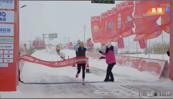 “最快女护士”张水华马拉松再夺冠，将获1.5万元奖金。
评：她还真是有实力，既然
