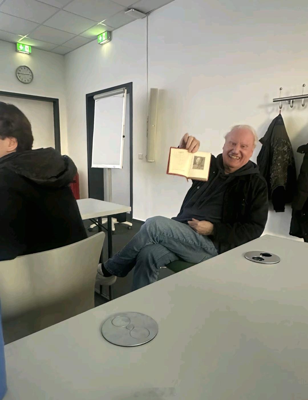 在德国留学的一个学生发的。教授讲到中德经济合作时，突然从兜里掏出一本教员语录——